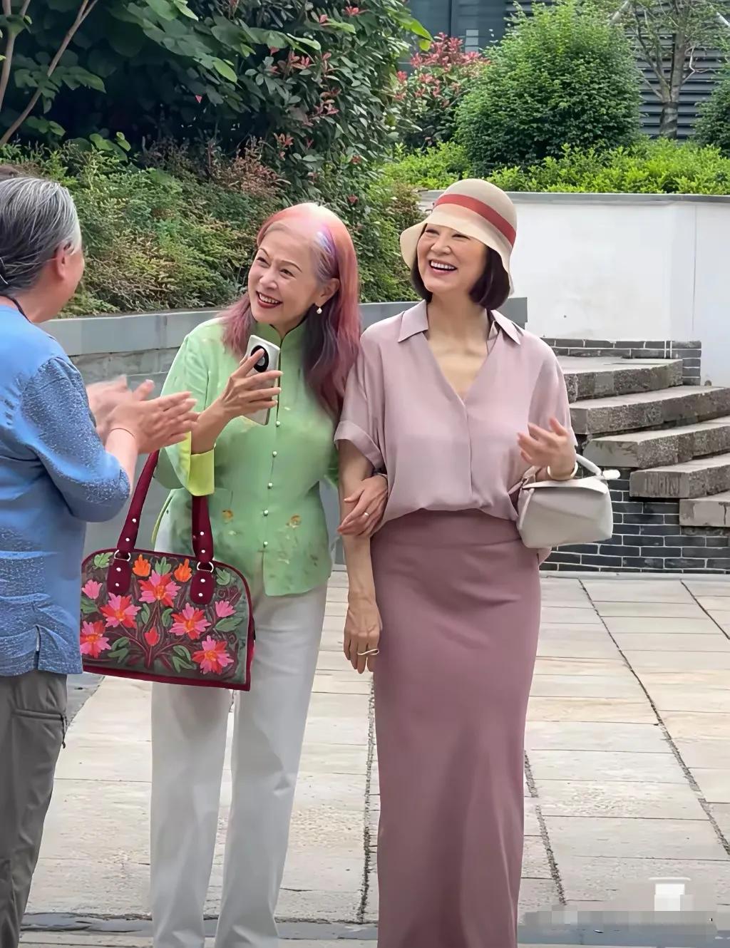 图中可不是普通的大妈，看着像是普通的大妈，其实可都是大明星，大家看看是哪位大明星
