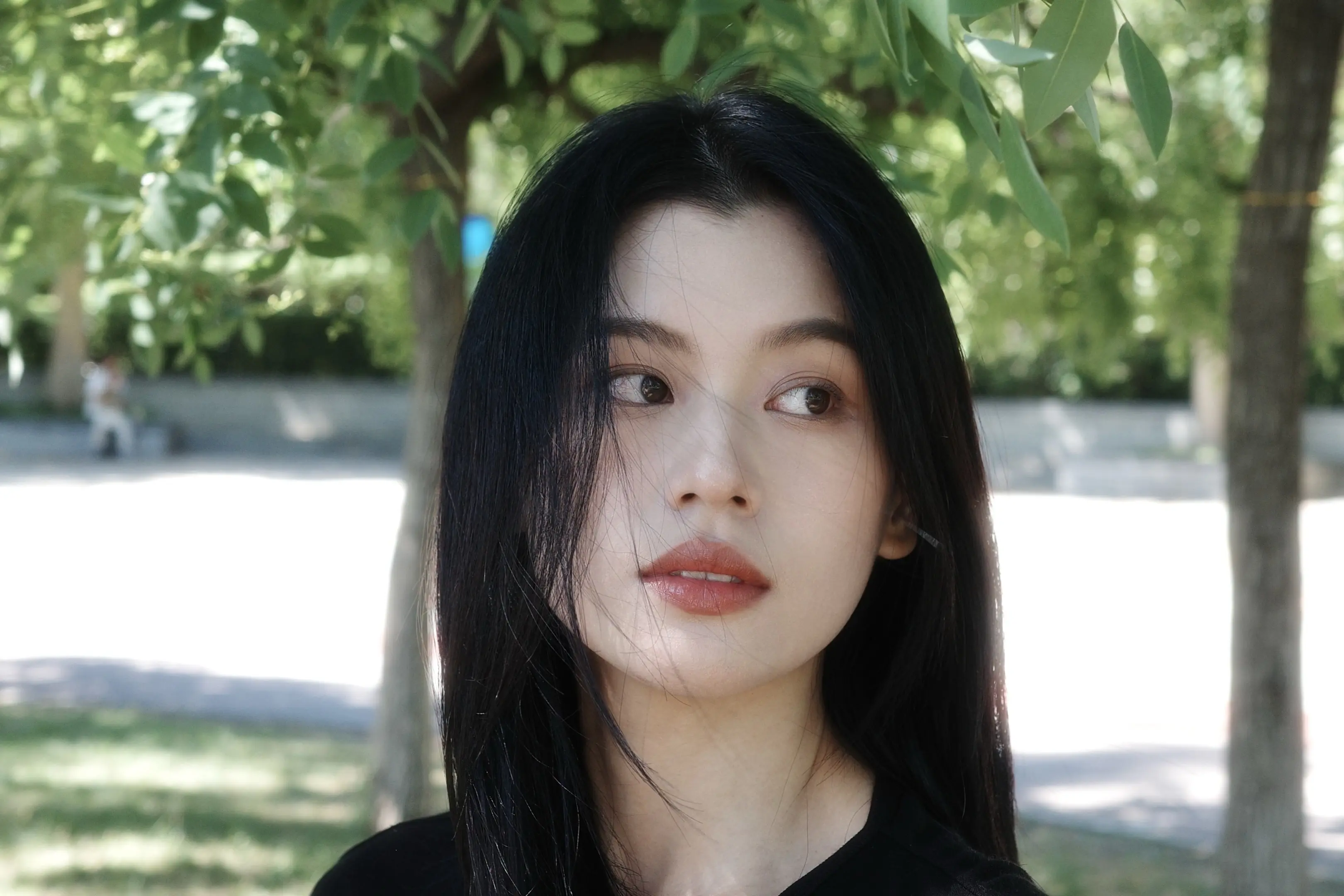 称不上大方或性格张扬