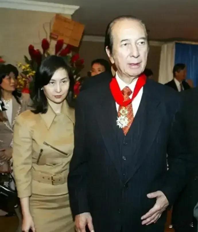 何超琼和父亲一模一样，就像一个模子刻出来的一样。虎父无犬子，她和父亲一样能干，是