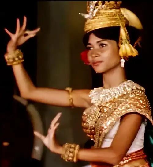 1941年的金边王宫，19岁的西哈努克刚登基不久。庆典上，他目光落在姨妈蓬珊莫尼