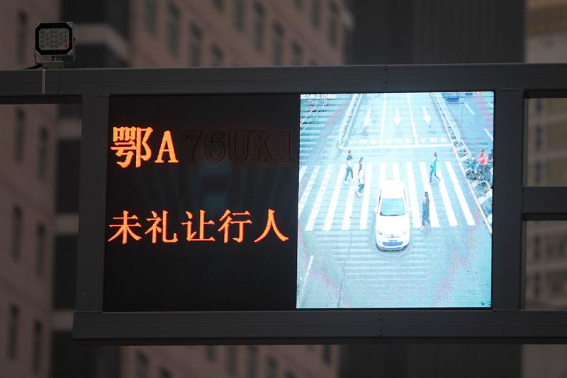 深圳福星站最近彻底火了，成了年轻人“转运”打卡地。这背后其实是年轻人对“好彩头”