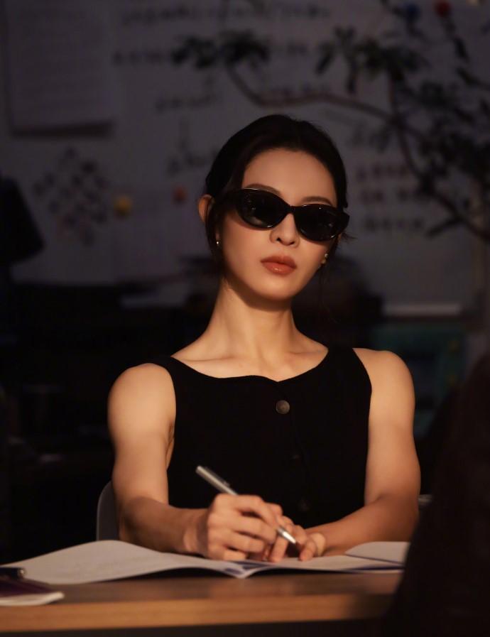 钟楚曦姐姐：墨镜一戴，谁都不爱！
姐姐貌似还有肌肉，手臂一看就是练过的，好有力的