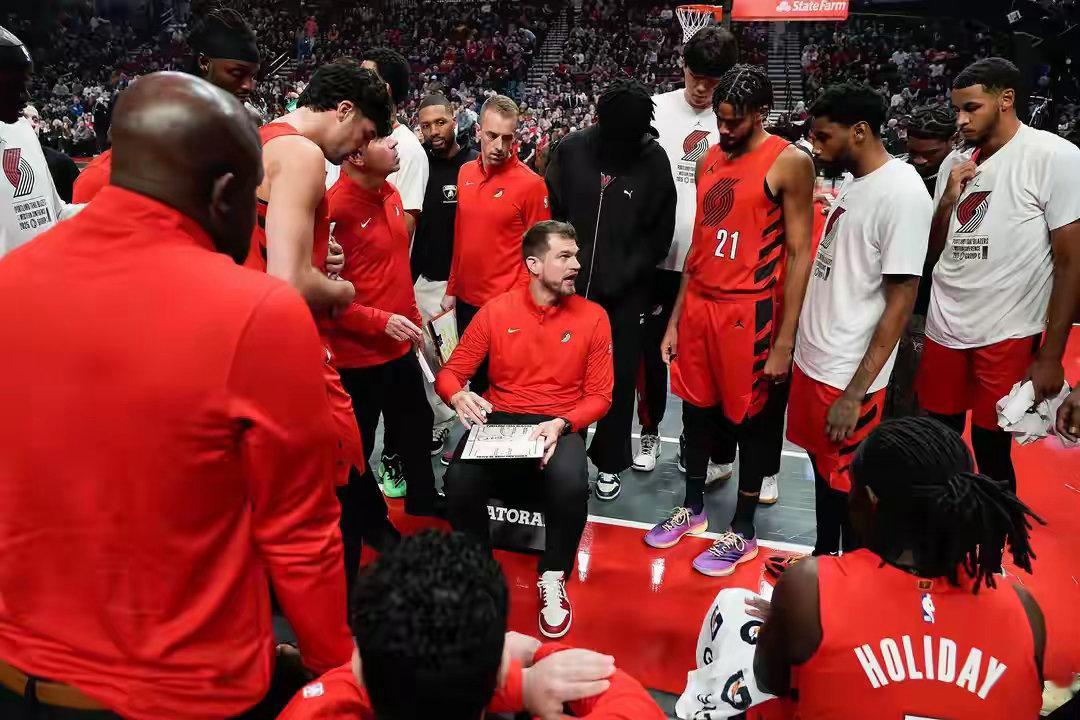 首轮正面交锋！开拓者本赛季常规赛三战马刺1胜2负略处下风NBA篮球 4月15日讯