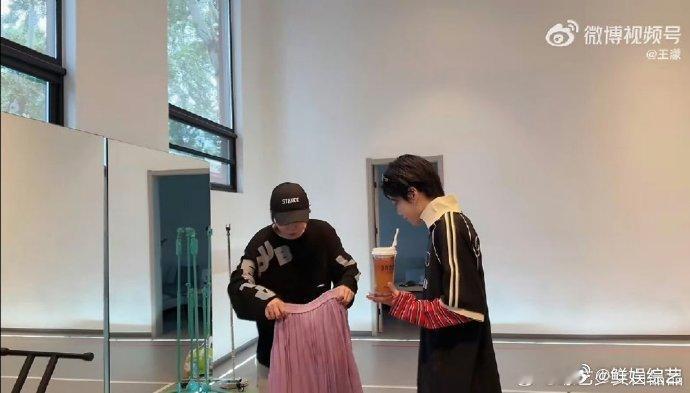 王濛坐等刘雨昕表扬跟着刘雨昕学舞后气场大变，濛主自信放话，就等一句夸奖！乘风20