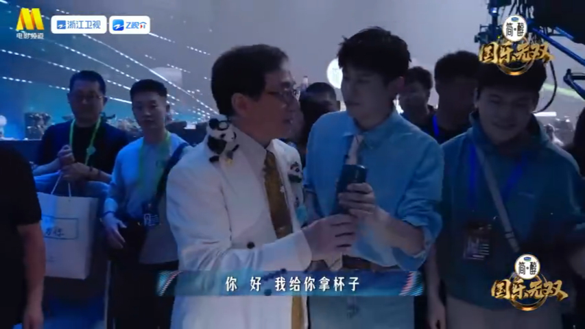 张杰和成龙学功夫张杰成龙聊醉拳 张杰和成龙学功夫，不敢想这个《醉拳》舞台有多精彩