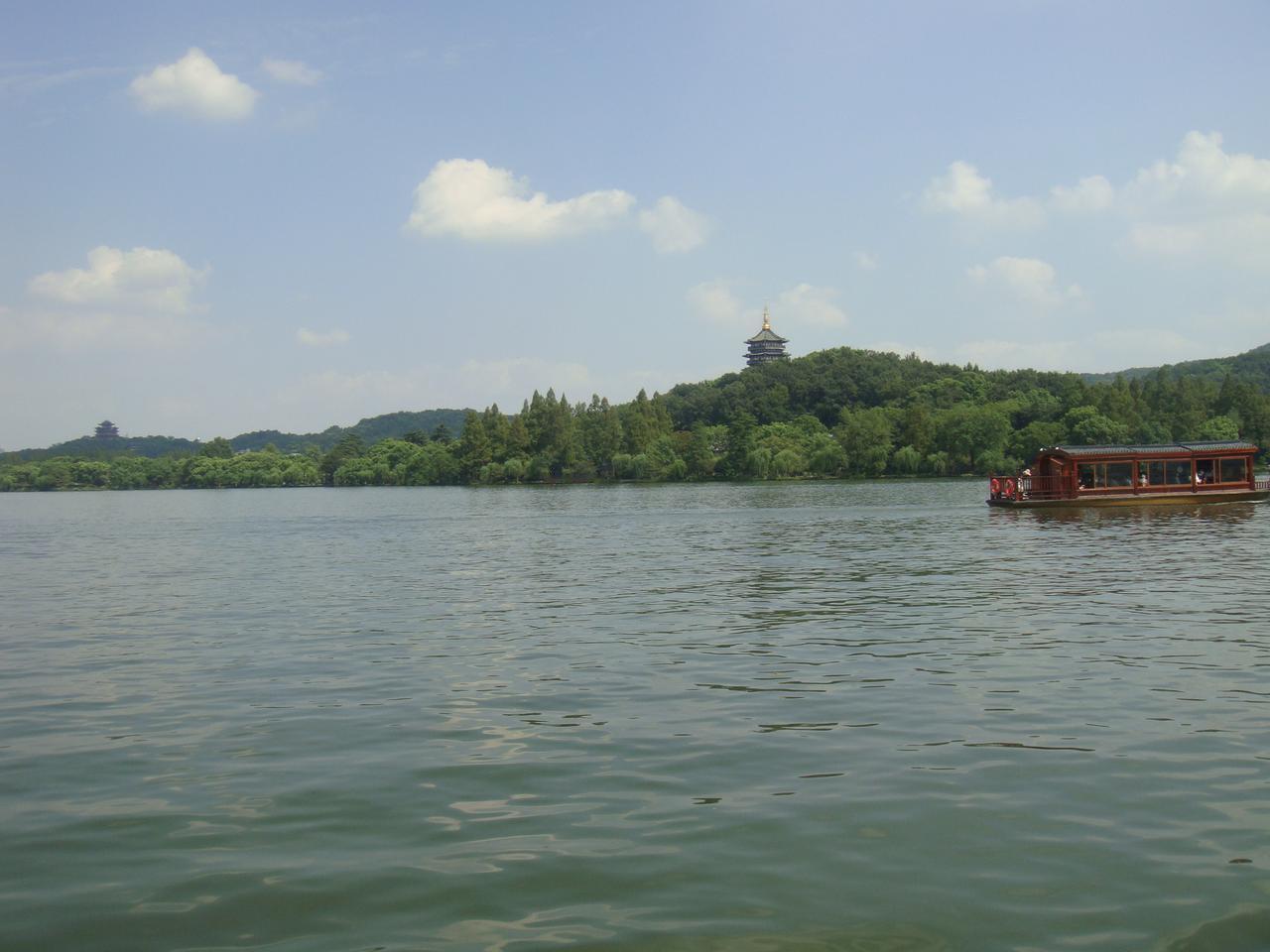 从杭州西湖花港观鱼后，步行到龙翔桥，乘坐地铁1号线至凤起路站。换乘地铁5号线至姑