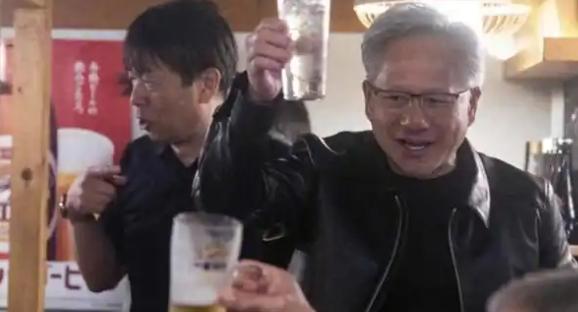 黄仁勋访日暗藏博弈！日本万亿日元冲刺AI主权，算力命脉却攥在英伟达手里，黄仁勋重