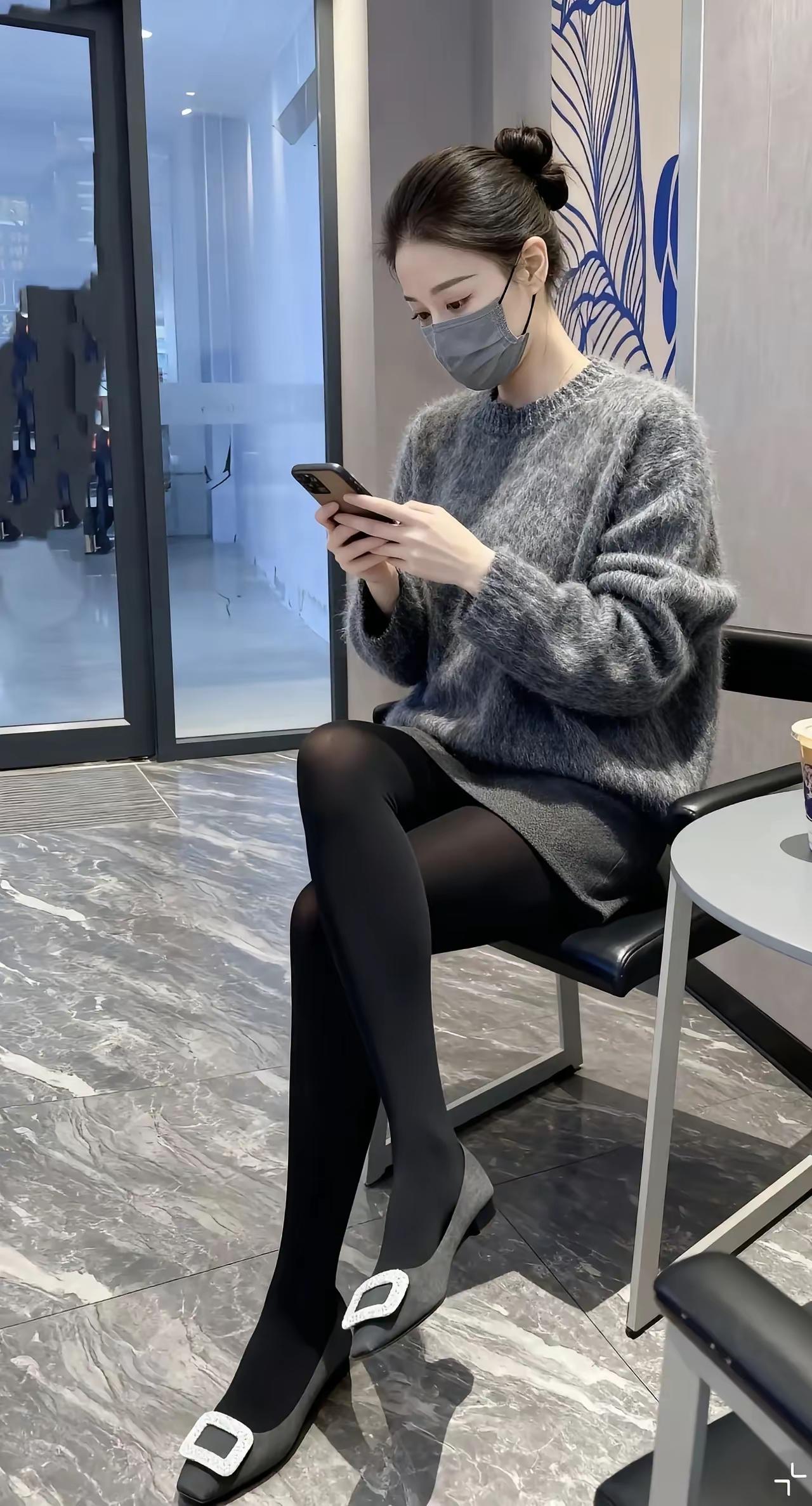 优雅穿搭指南：灰色毛衣+黑色丝袜+白色高跟鞋，完美搭配！如何将黑色穿出时尚感?