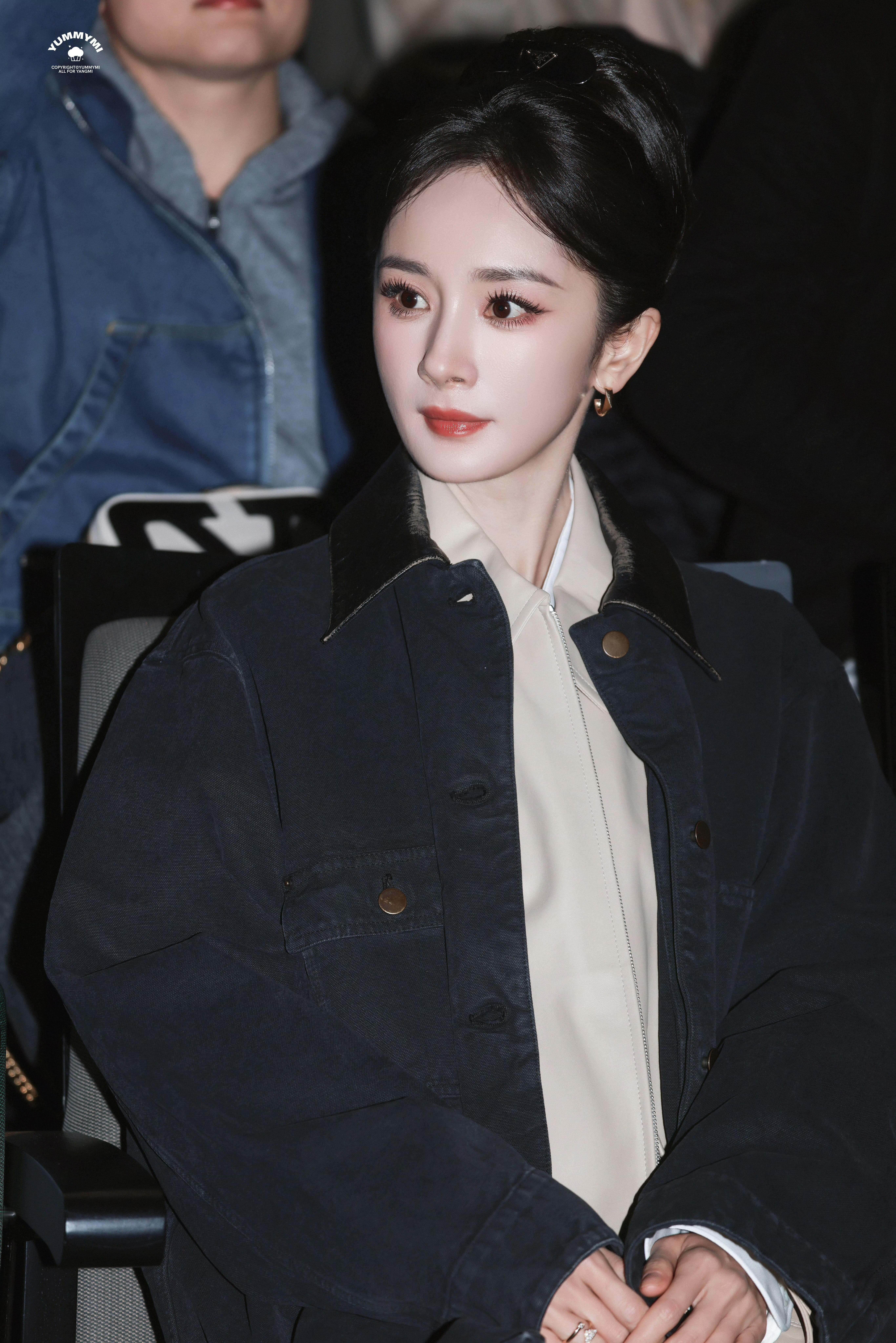 杨幂 我都僵硬了穿普拉达的女王上线啦这张脸过分权威了! 