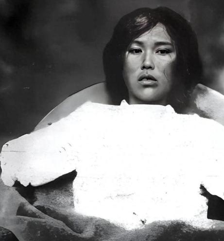 1938年，为了满足自己对女性生殖构造的好奇心，一鬼子军医让人把一女人使劲儿摁倒