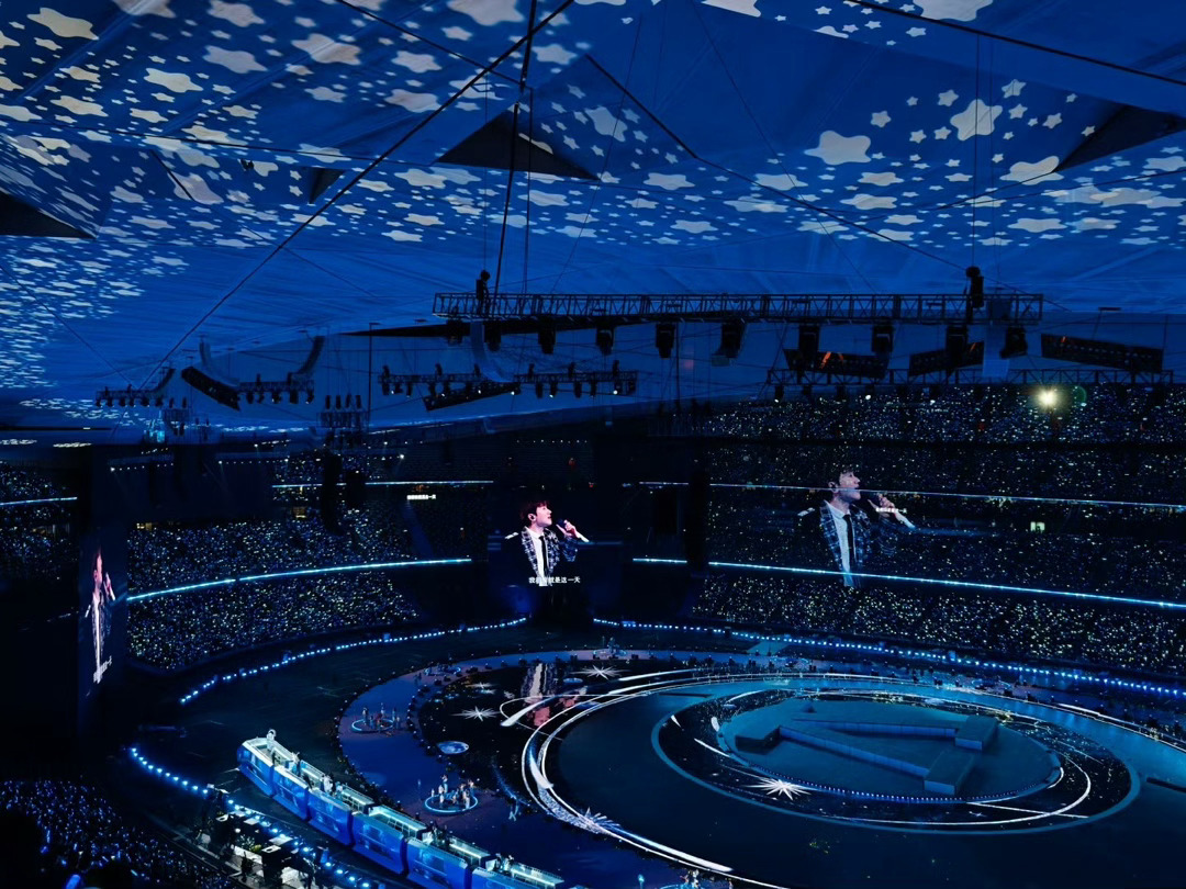 张杰张杰给鸟巢造了星空顶杰哥在鸟巢造了星空顶，光听文字就好幸福好浪漫！星星们太幸