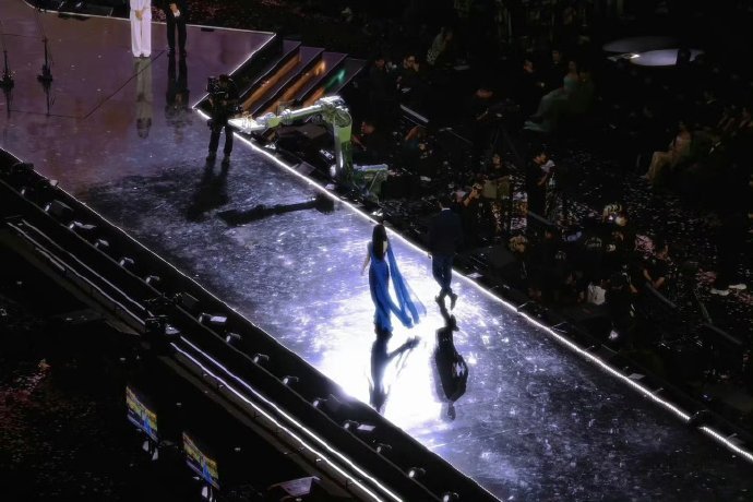 鞠婧祎会一直走在她的星光大道上 