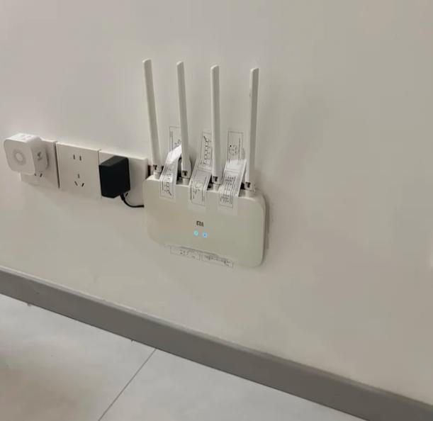 闺蜜昨晚气冲冲给我打电话：“花了5000块换了个千兆路由器，客厅刷视频还是转圈圈