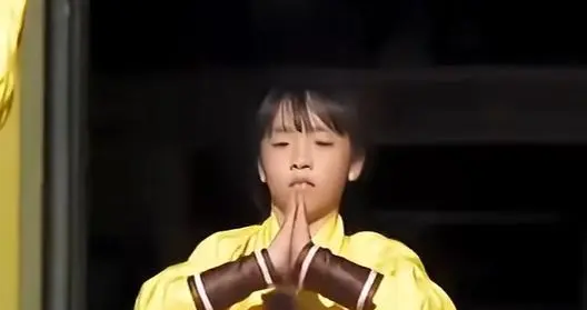 1分钟69个头顶翻、1分钟11组凳子上一字马！河南12岁女孩用中国功夫创下两项吉尼斯世界纪录，相关节