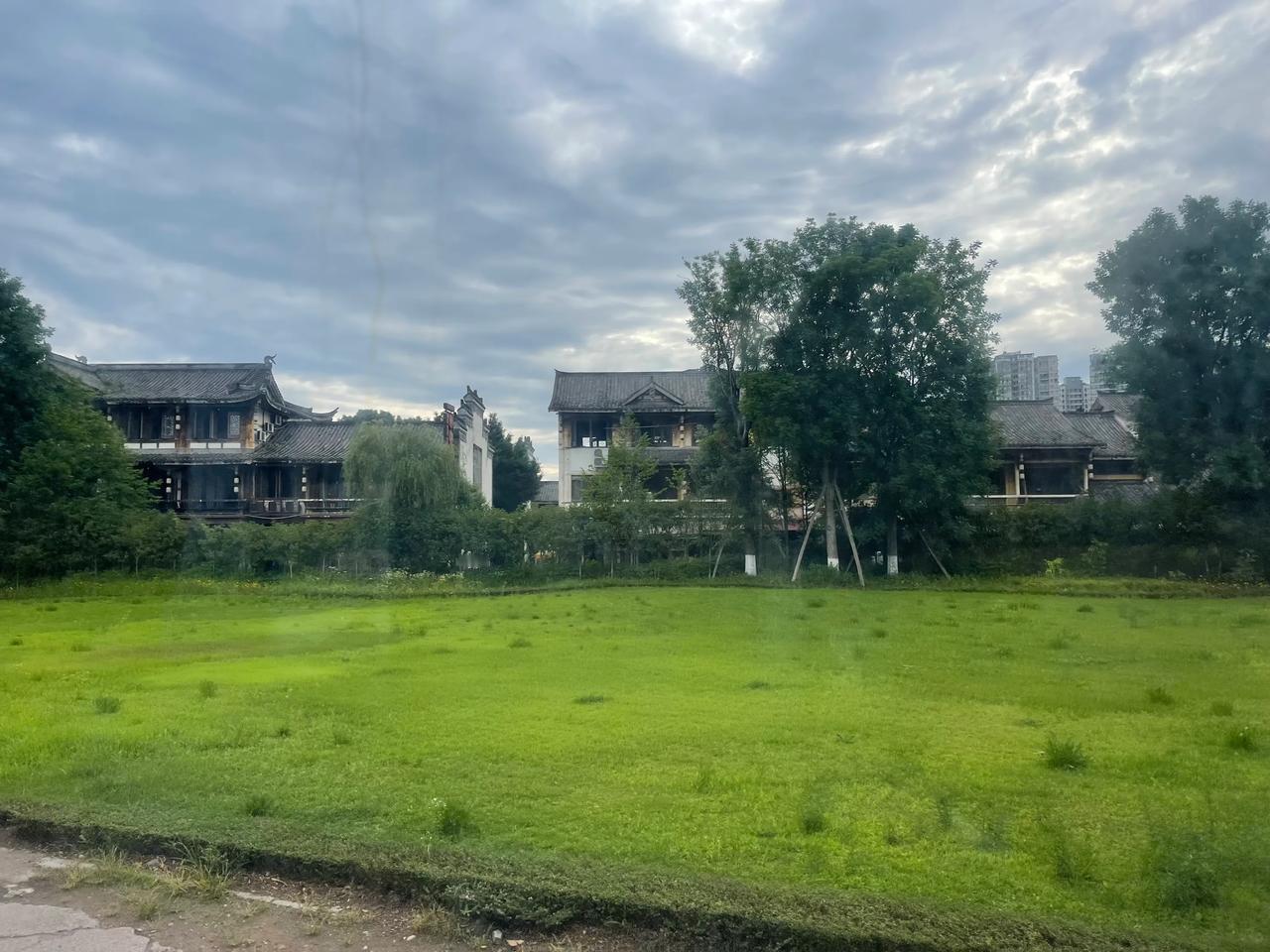 一见情，再见心，错错错。
滔滔江水，欲求欲取欲不休。莫莫莫。
莫之奈何，奈之若何