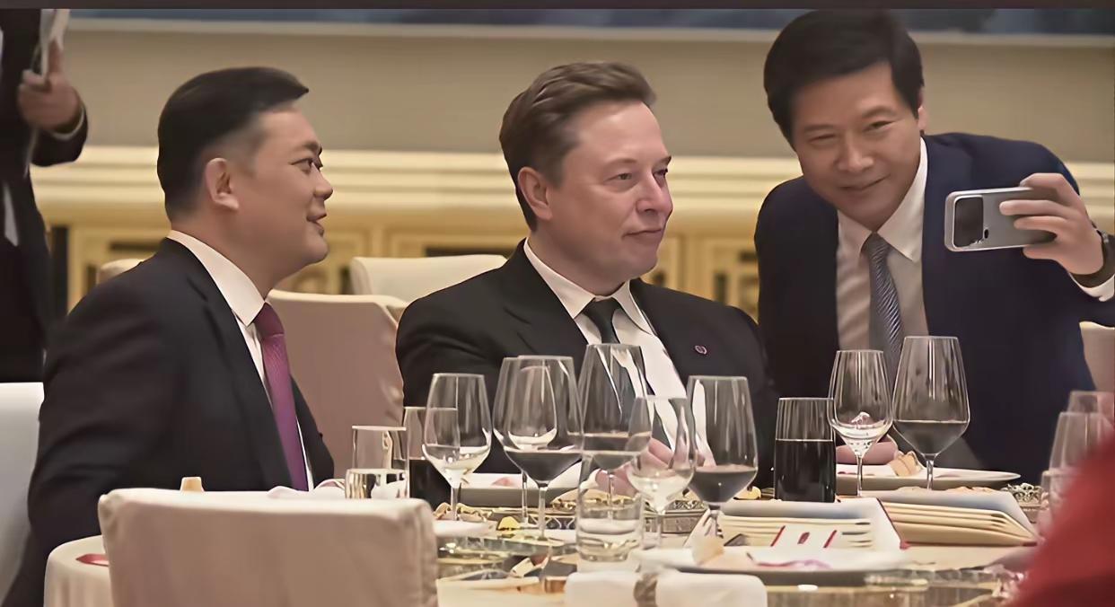 不用说，这张图证明，xiaomi的股价还得继续跌跌不休！