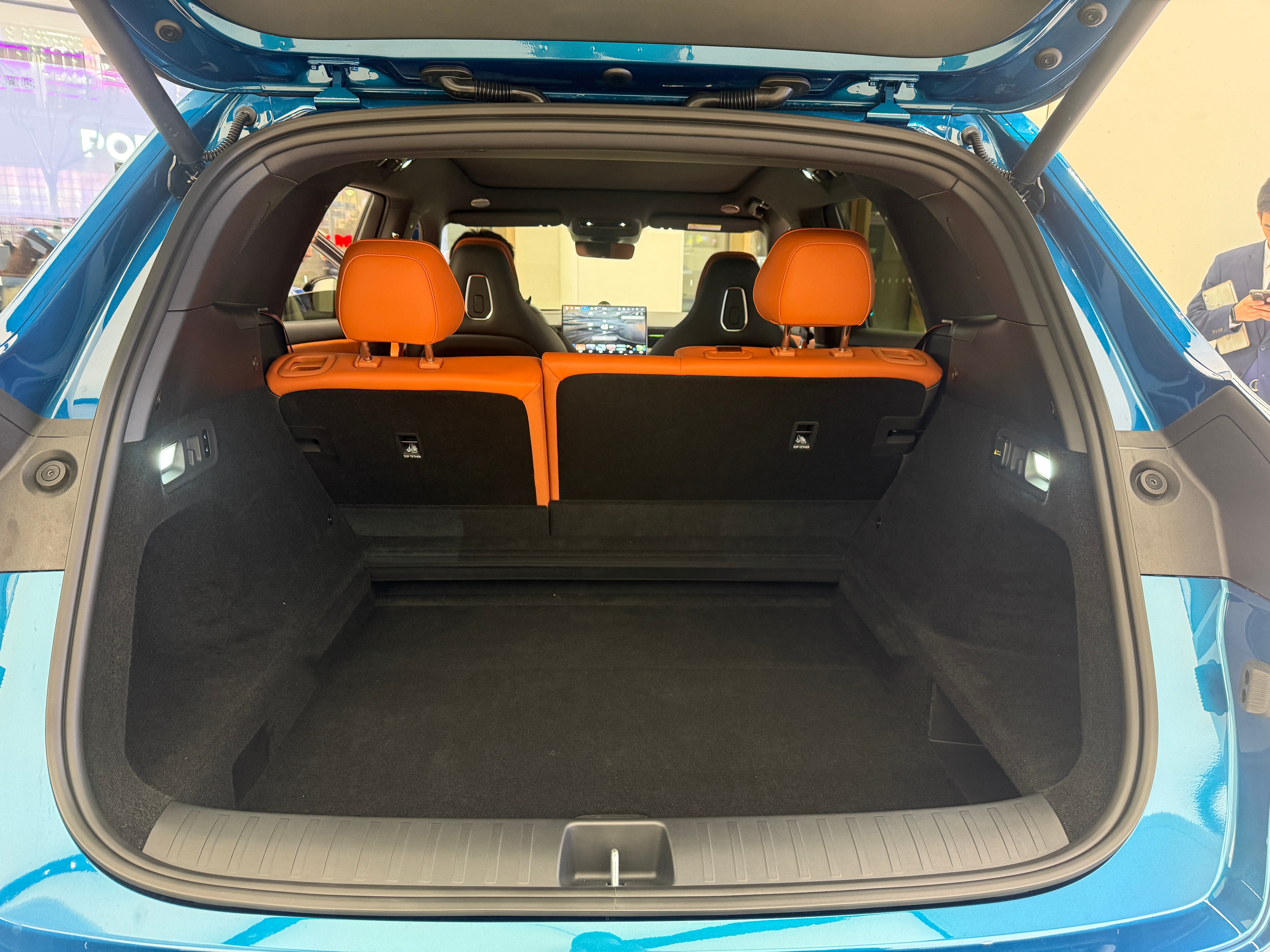 问界m6刚刚去华为南京东路店看了下M6，这车现在确实火哦👍基本上到店的都是要去