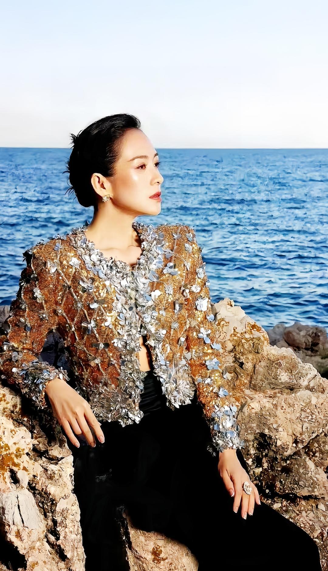 章子怡又上热搜了。
不是新片官宣，不是离婚传闻，是她穿件白衬衫，站在巴黎街头笑了