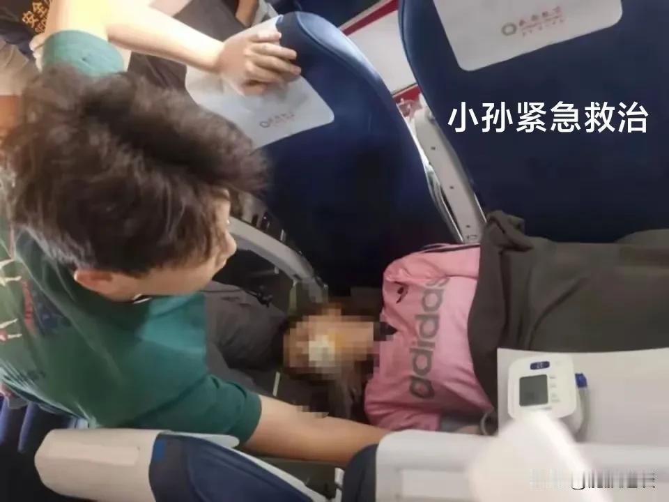 救命要紧，还是执业资格重要！大学生飞机上急救病人，却遭质疑

老话说，救人一命，