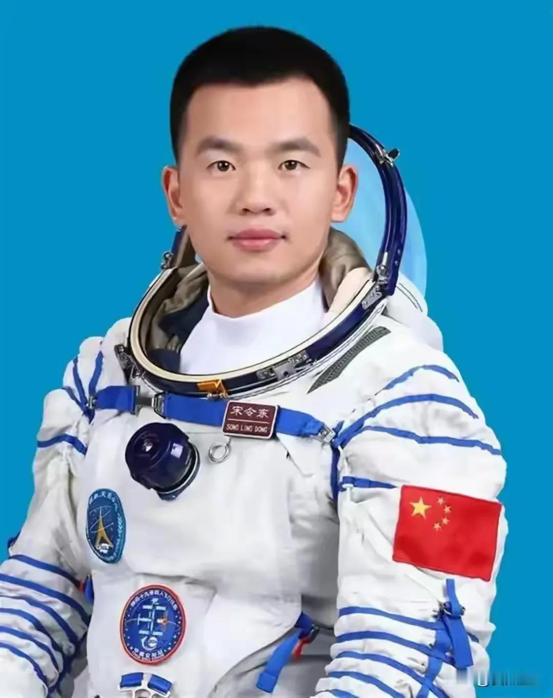 菏泽真正的名星才是宋令东航天员#山东菏泽出名了# #大菏泽的骄傲# #曹县宇航员