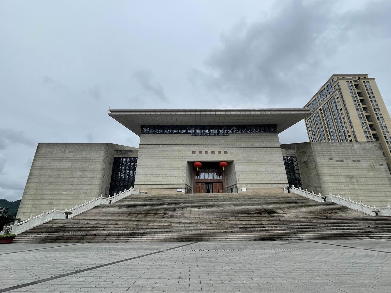 湘西州博物馆太壮观了！这是一个体量非常巨大的博物馆，大到你根本没有办法把博物馆的