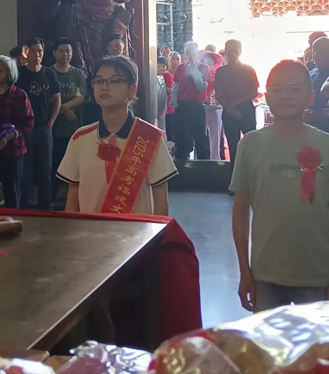 光宗耀祖了！

福建安溪女孩詹舒雯，以历史类690分 全省第二的成绩，被北大录取