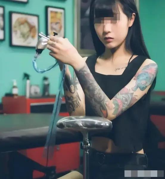 “纹身的一律开除！”2021年，湖南一15岁女学生，入学后被老师发现胳膊有纹身，