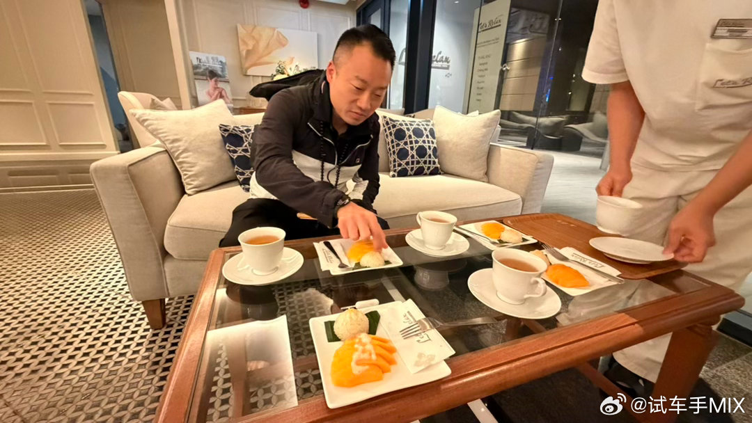 这两日把路虎暂存在泰国让帮忙照料转身去北京看一台自己很喜欢的两座车❤️ ​​​