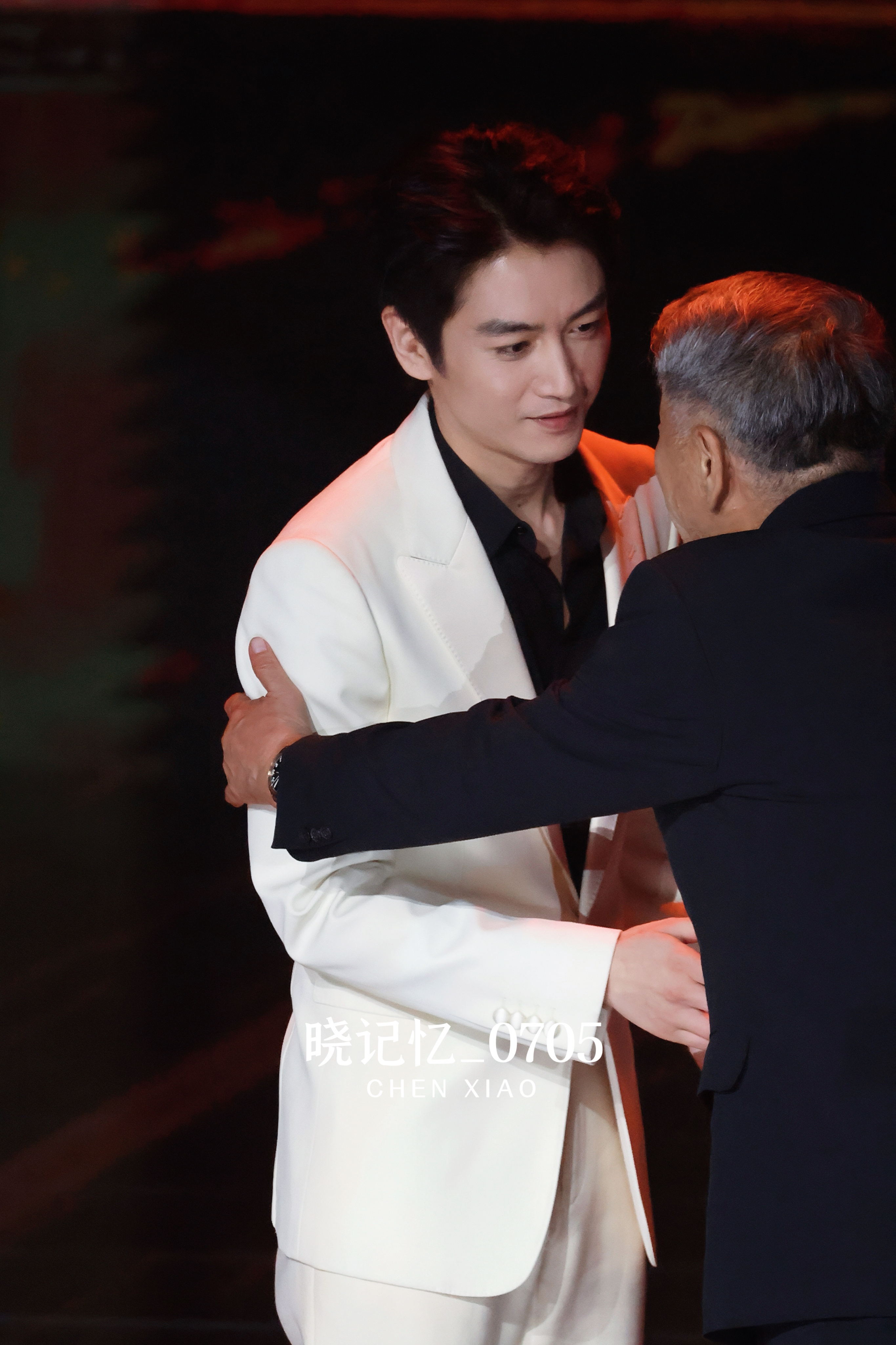 陈晓说自己是宁波镇海人 cx 2025电视剧导演大会 其实～就是～昨天领口开挺低