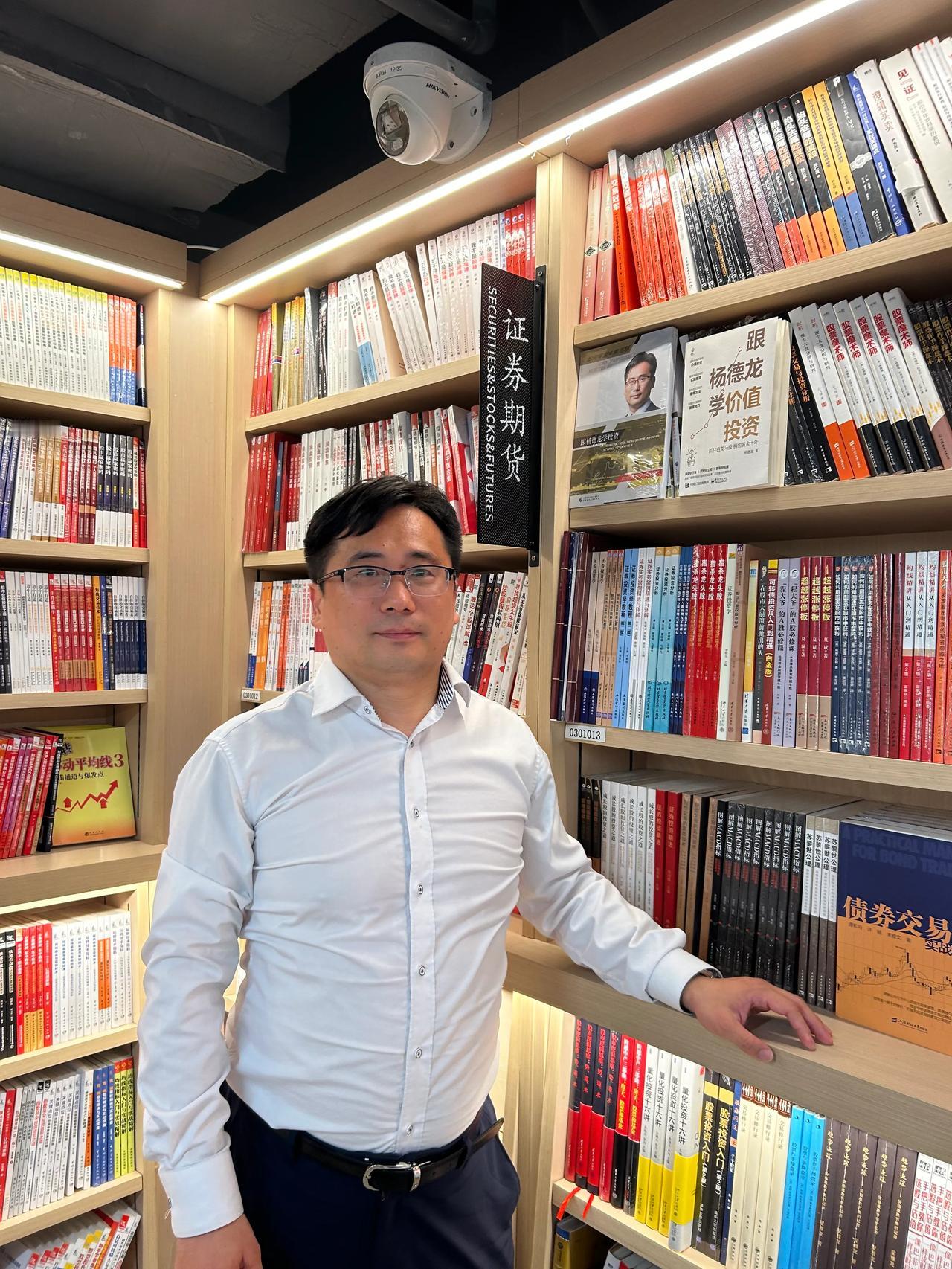 今天下班后逛深圳中心书城，证券期货书架摆的还是我以前写的两本书，我的第三本书已经