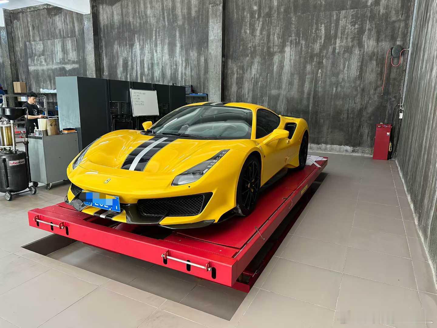 法拉利488 pista 19年8200公里，原厂黄色 ​​​