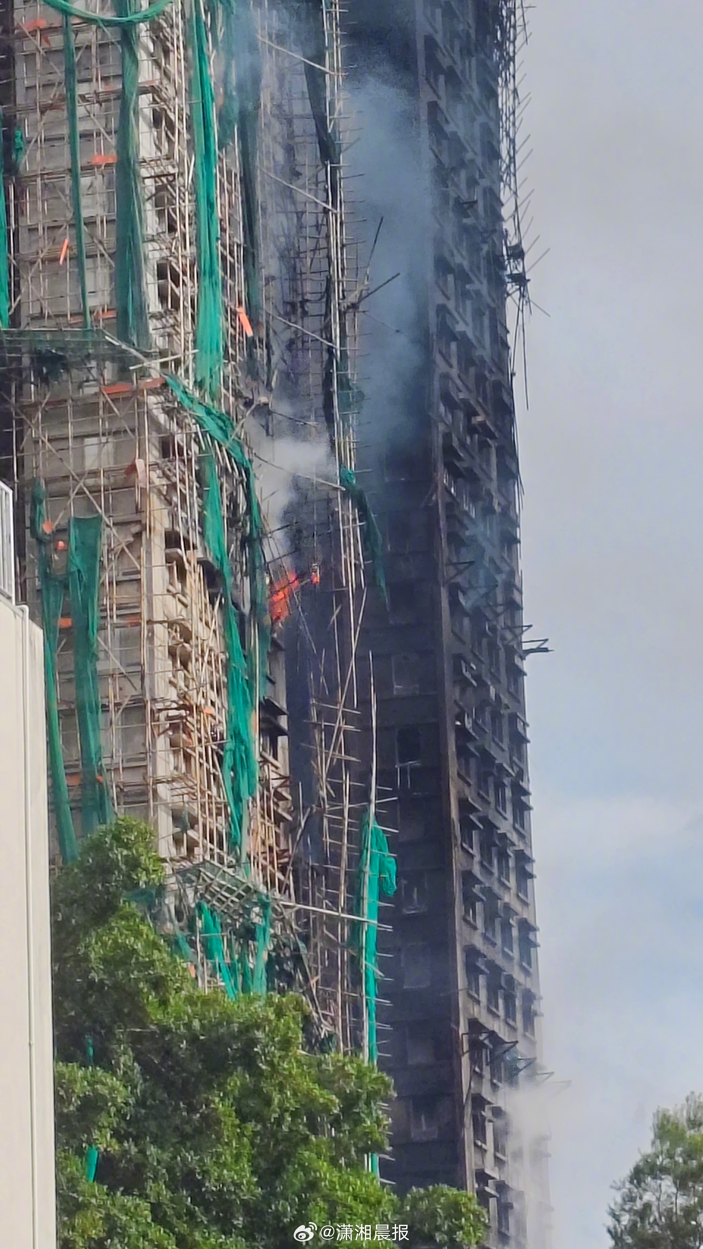 【#香港火灾现场响起爆炸声有火光#】昨天，香港新界大埔屋邨宏福苑多栋住宅楼发生火