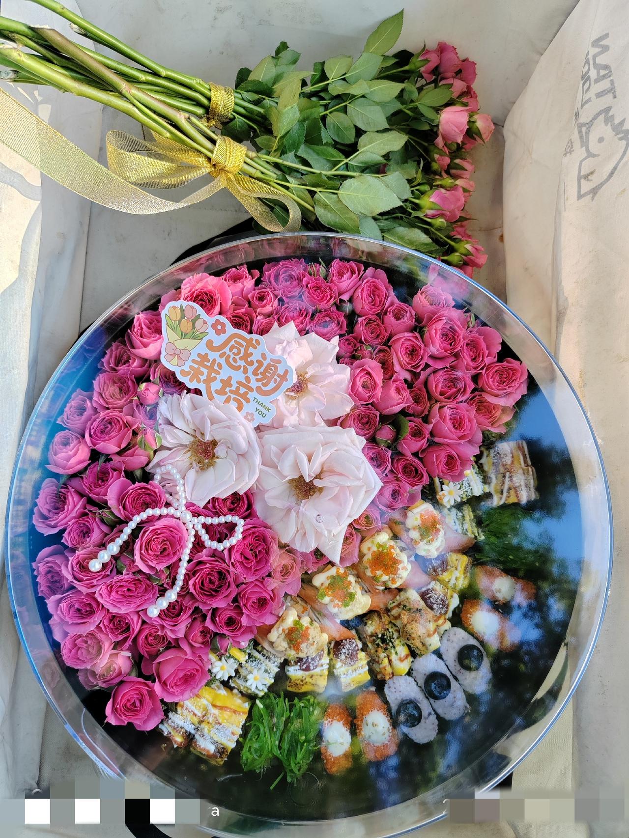 教师节那天，接孙子路上偶遇一位女士拎着这份特别的礼盒，第一次见到这么用心！

这