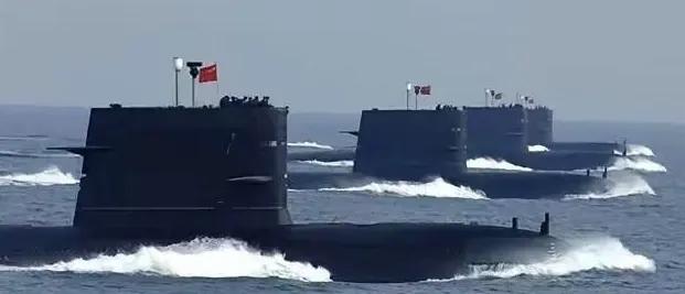 美国海军情报局局长在国会放了句话，底下的议员坐不住了。他说，中国正在用史无前例的