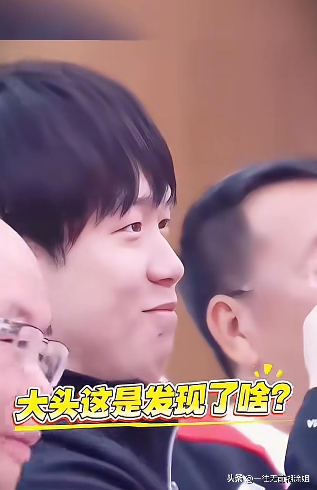 王楚钦使劲憋住不笑，他这是发现啥了？
看看，他一边举着手机录着，一边强装没事儿，