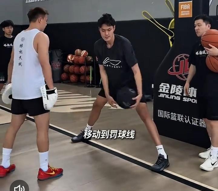 深圳球员王浩然的训练师训练师分享他的训练片段，并配文：基础/稳定/叠加。

深圳