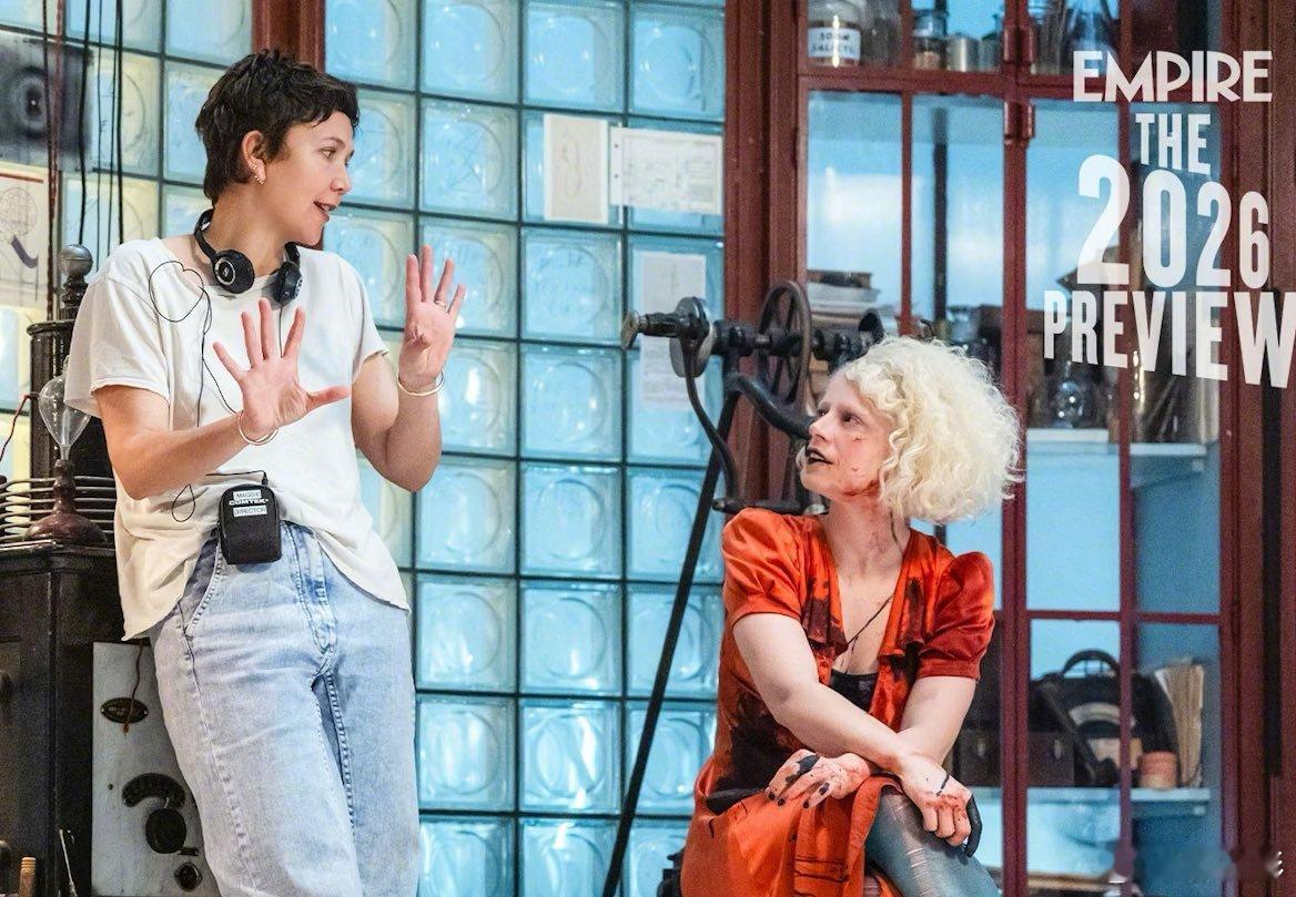 执导的《新娘！》发布工作照！！将于2026年3月6日北美上映！！玛吉与主演杰西·