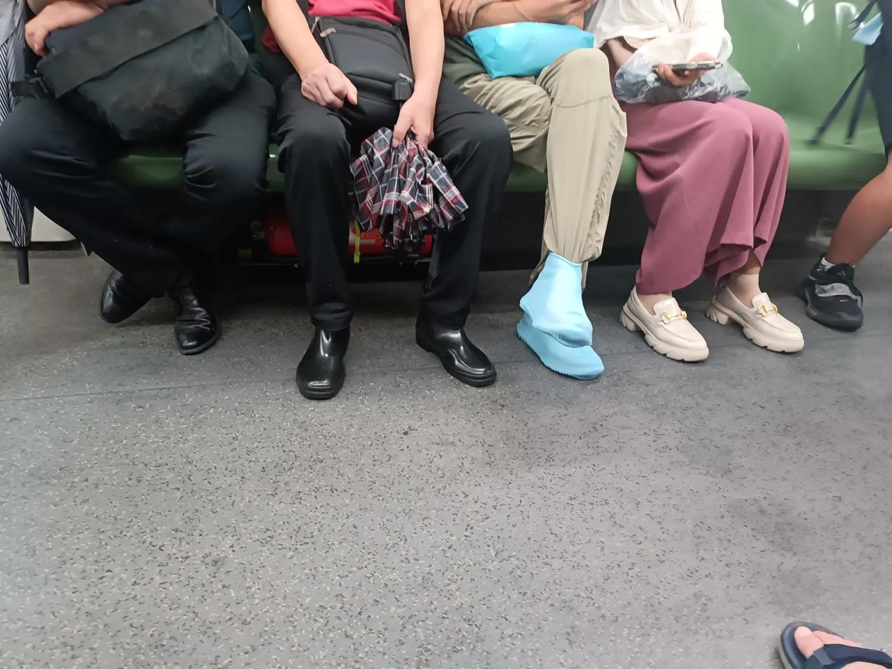 社会的变化从穿鞋开始，大家不知道发现了没有一个新的问题，现在好多人都不穿拖鞋了，