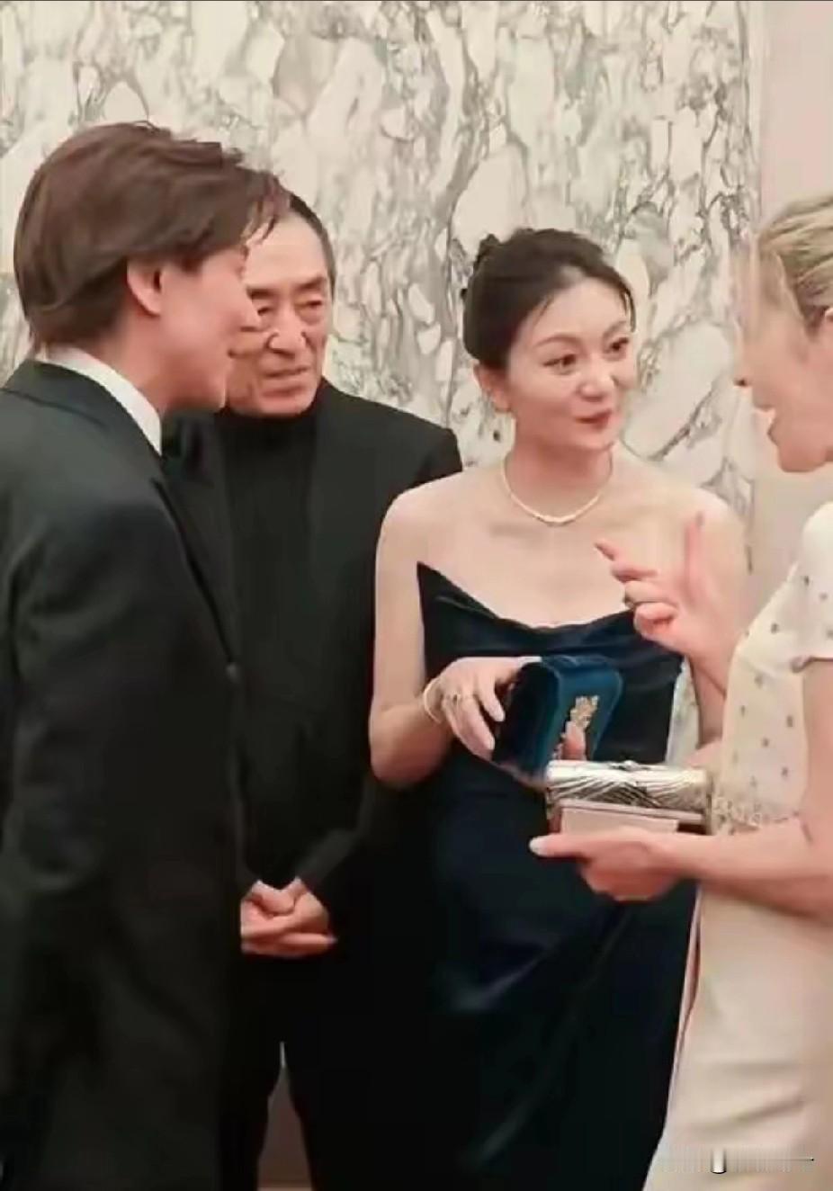 隐忍24年，陈婷终于撕下完美伪装，她给所有“已婚女人”上了一课！
 
19岁那年