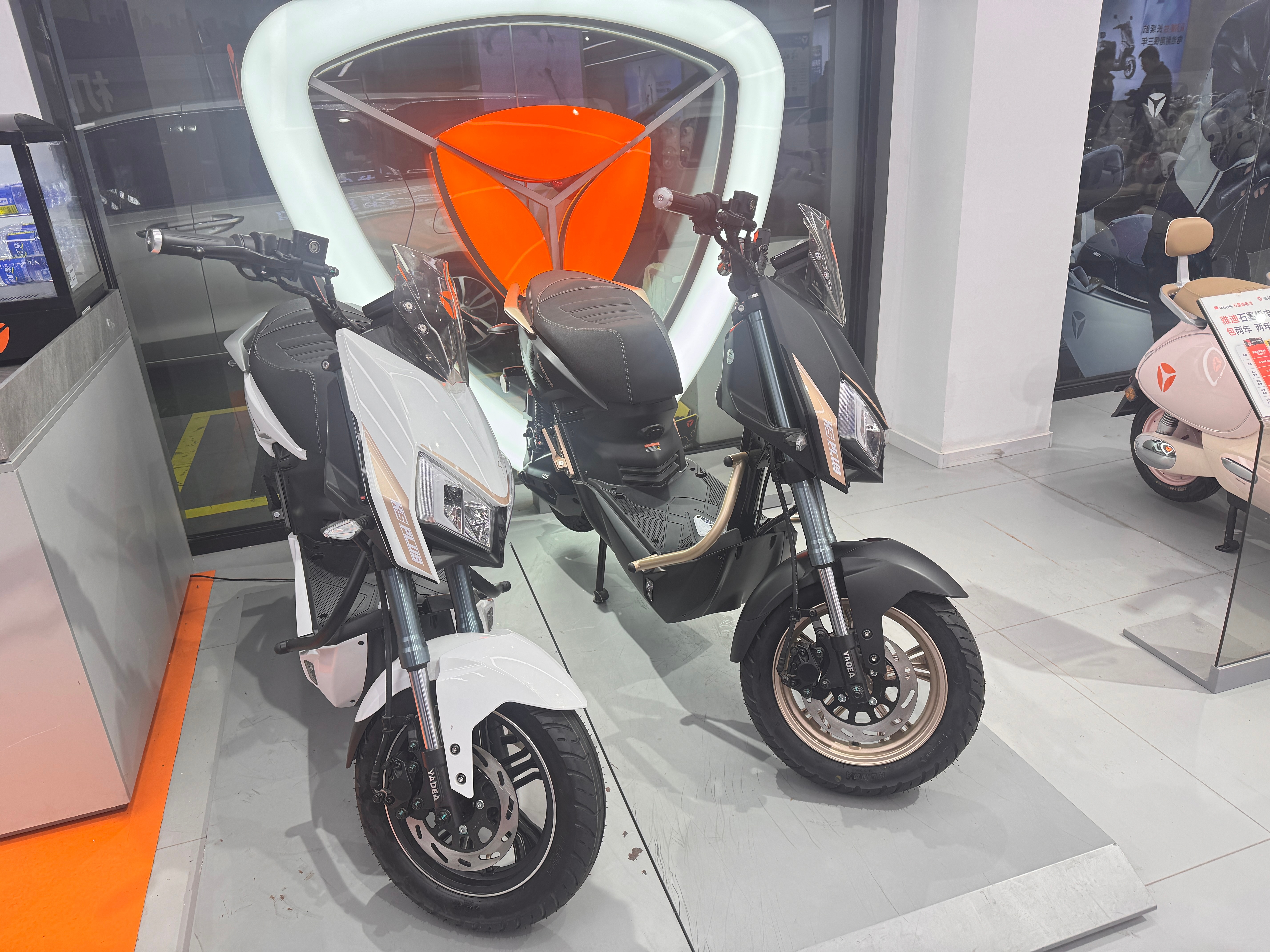 同学们告诉我这是一款神车，已经出品10年了，特别受年轻人喜欢，有知道这款车的名字