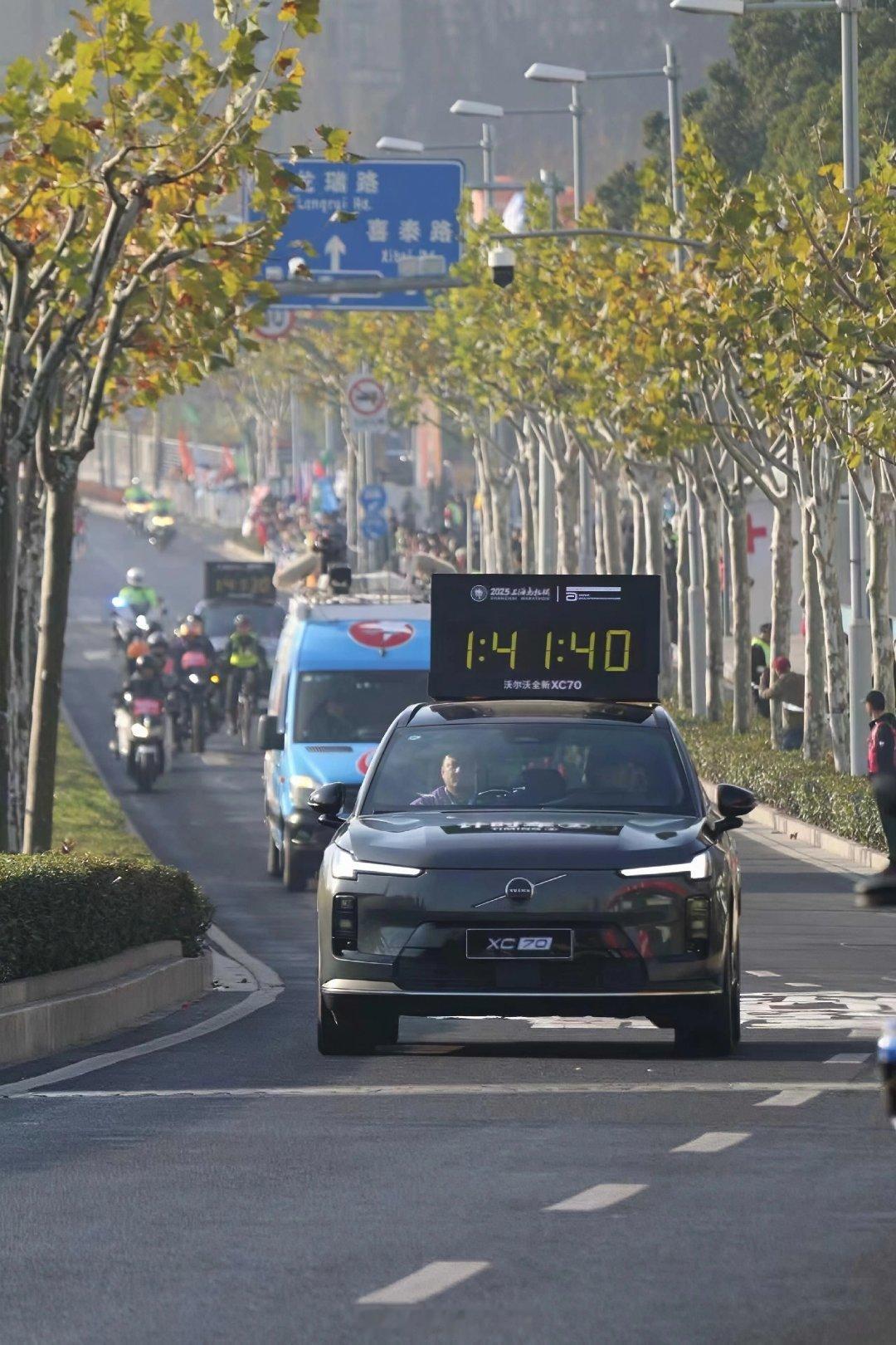 沪语元素添韵味！上海马拉松 赛道融入本土特色，跑者在深秋美景中穿梭，既感受速度激