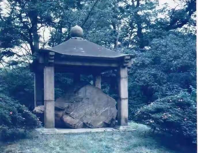 日本这个侵略者，跟美英法等西方列强不一样，西方列强以抢钱为主，日本则上自文物典籍