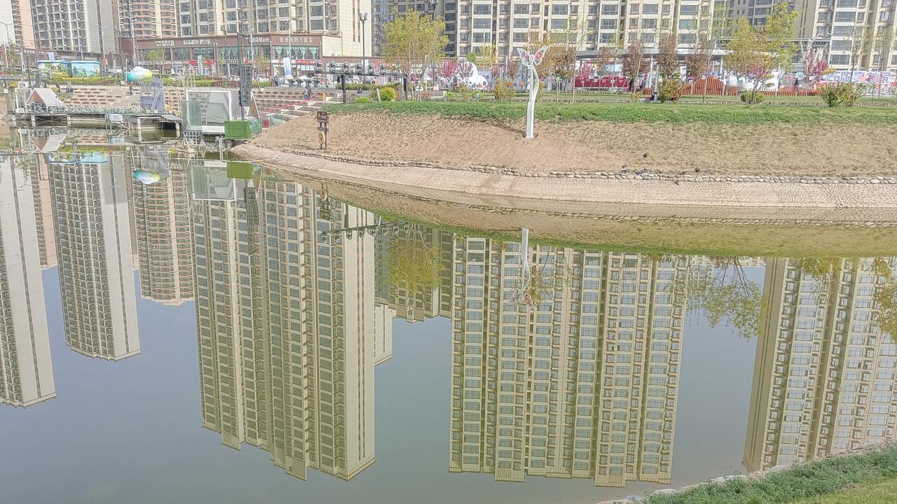 城市倒影中的高楼大厦，现代与自然的完美融合。