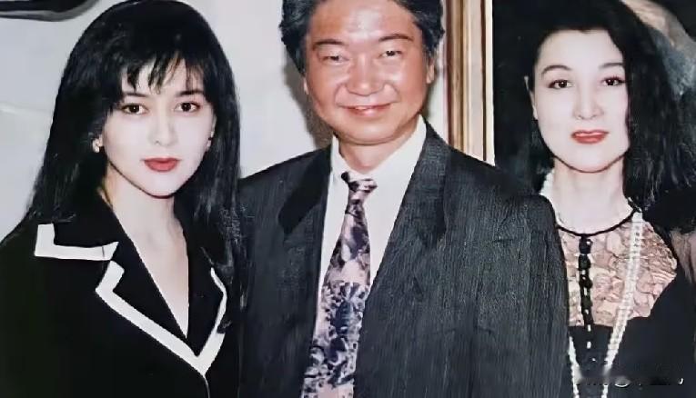 蔡澜说：
床头有书，
床尾有酒，
床上有女人。
这大概是许多男人，
梦寐以求的生