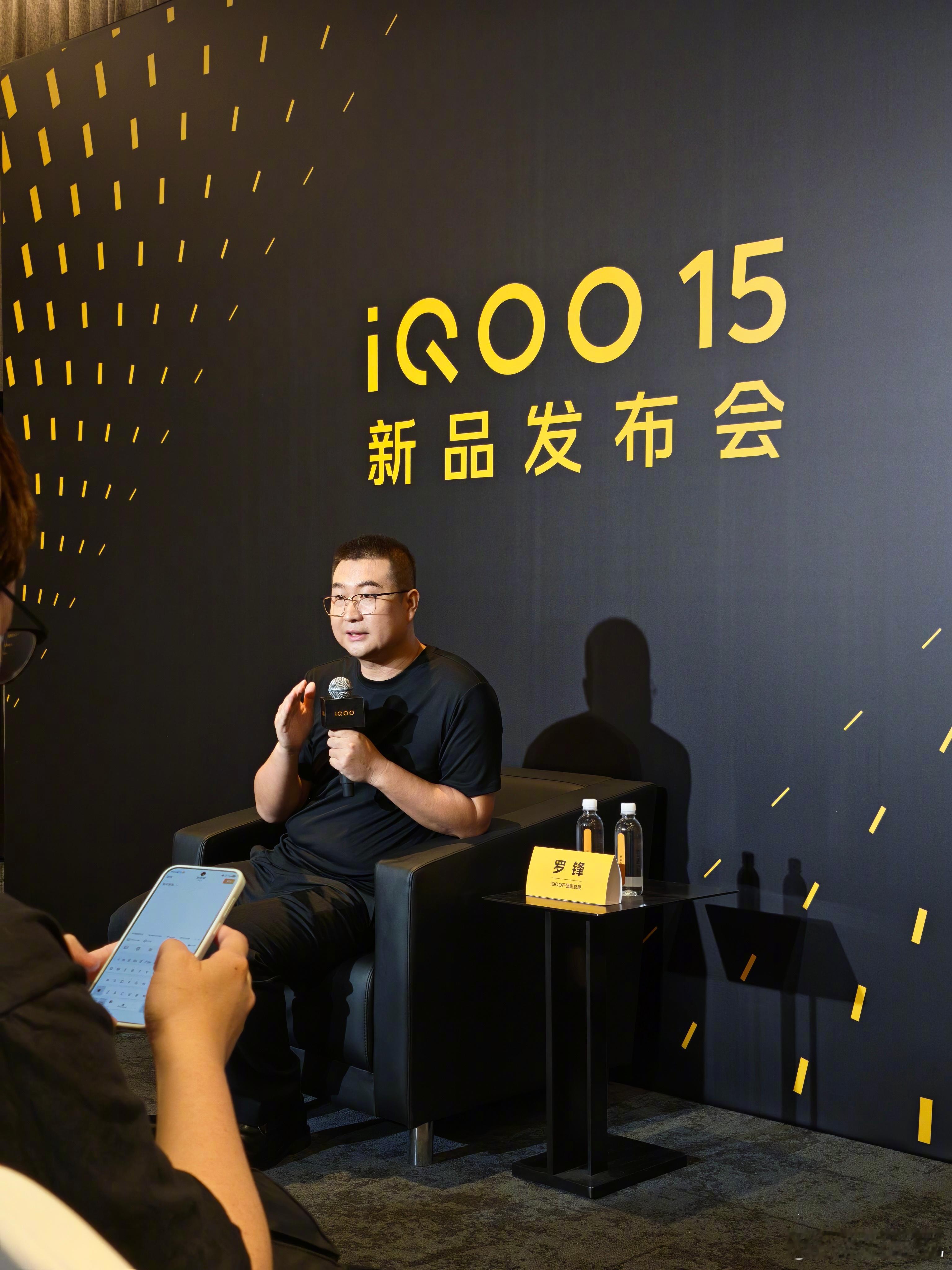 整理了一下昨晚 iQOO 的会后群访，当时讨论了一个小时，内容特别多，这里就还是