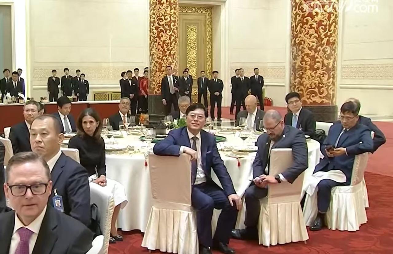 再来看国宴雷军这一桌 正对着的是联想集团杨元庆（还好没跟马斯克一桌），杨左手隔一