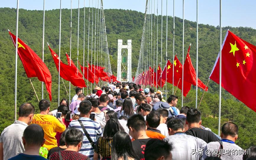 全世界都知道中国放假了。
中秋国庆连接起来的13天超长假期，让中国游客“席卷”全