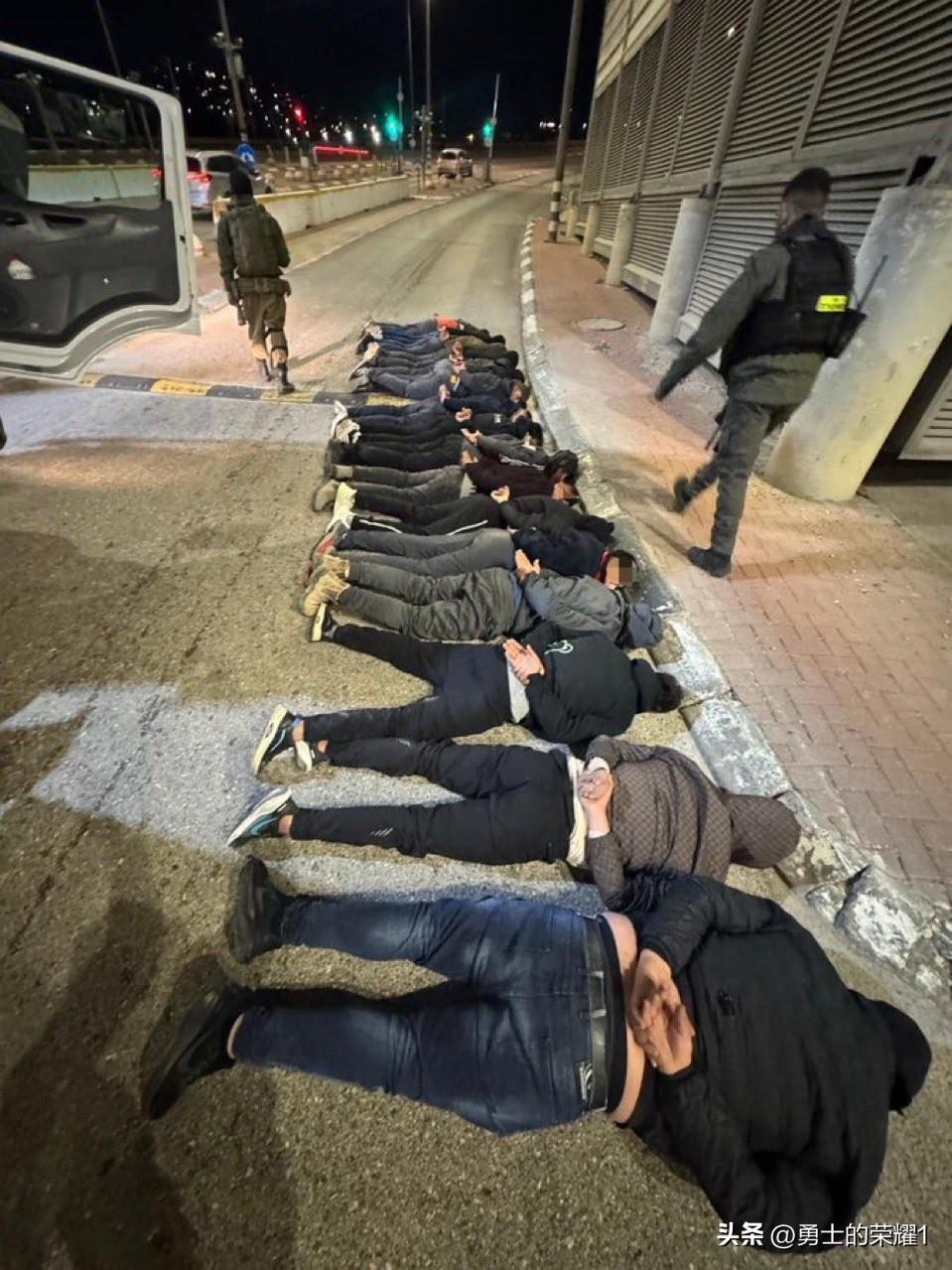 以色列国防军在检查站抓获了15名巴勒斯坦恐怖分子。他们藏在一辆车里，企图进入耶路