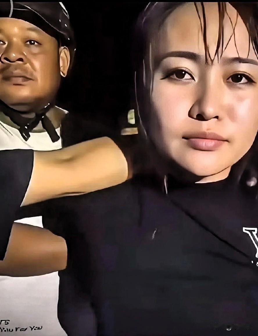 一位东南亚大嫂卖掉手表为她的男人换钱，卖掉了手表换来了钱却拿去劫车。

也有说她