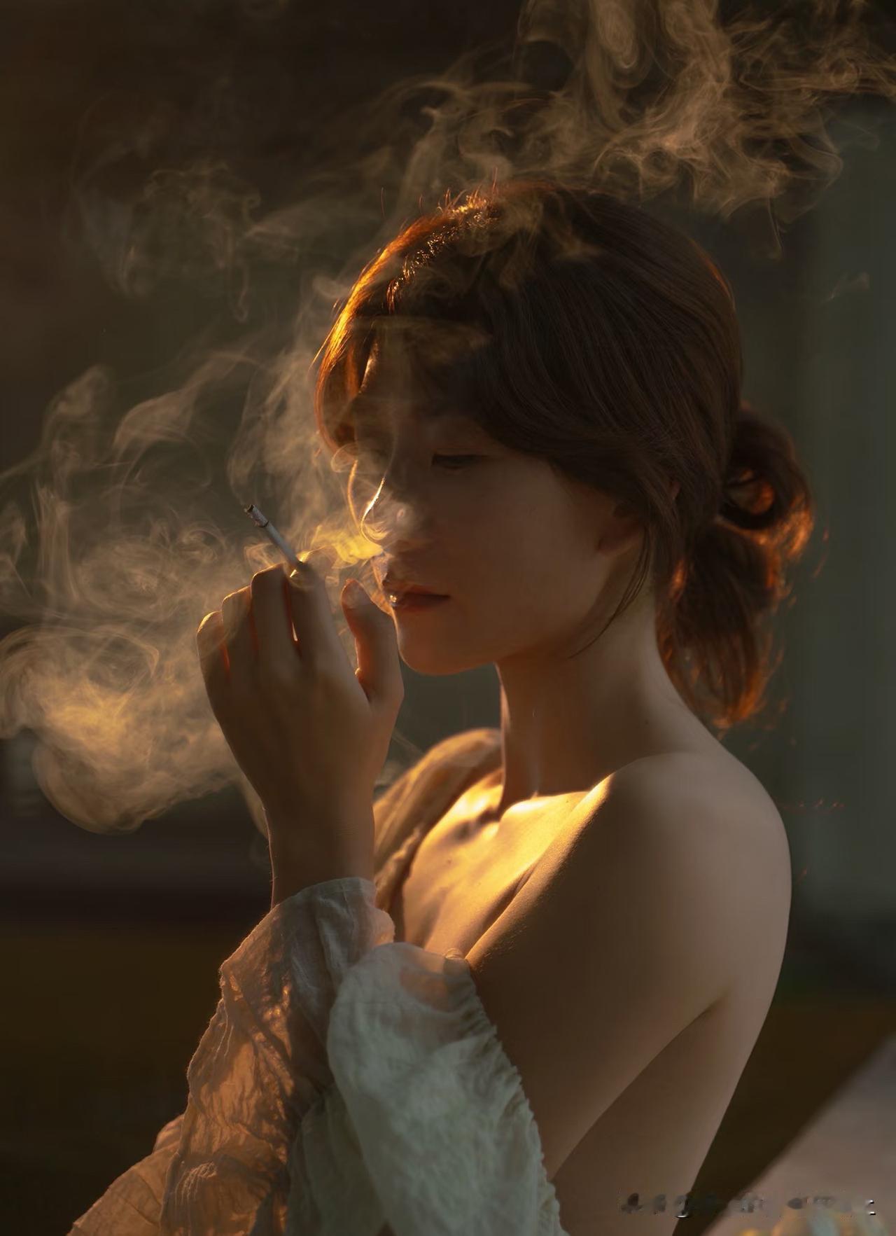 在公司可以给自己立的人设：家里有点小钱，几套房出租，家庭幸福，上班只是为了交个社